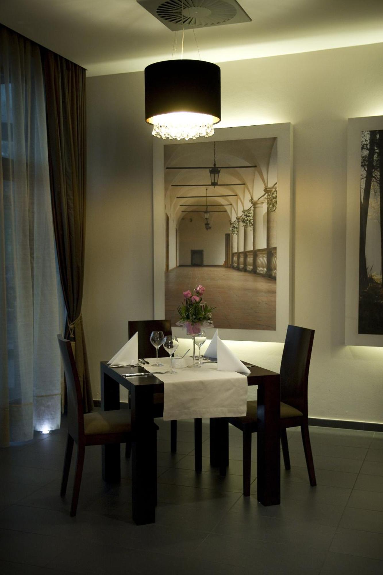 Hotel Niepołomice Buitenkant foto