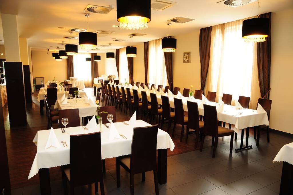 Hotel Niepołomice Buitenkant foto