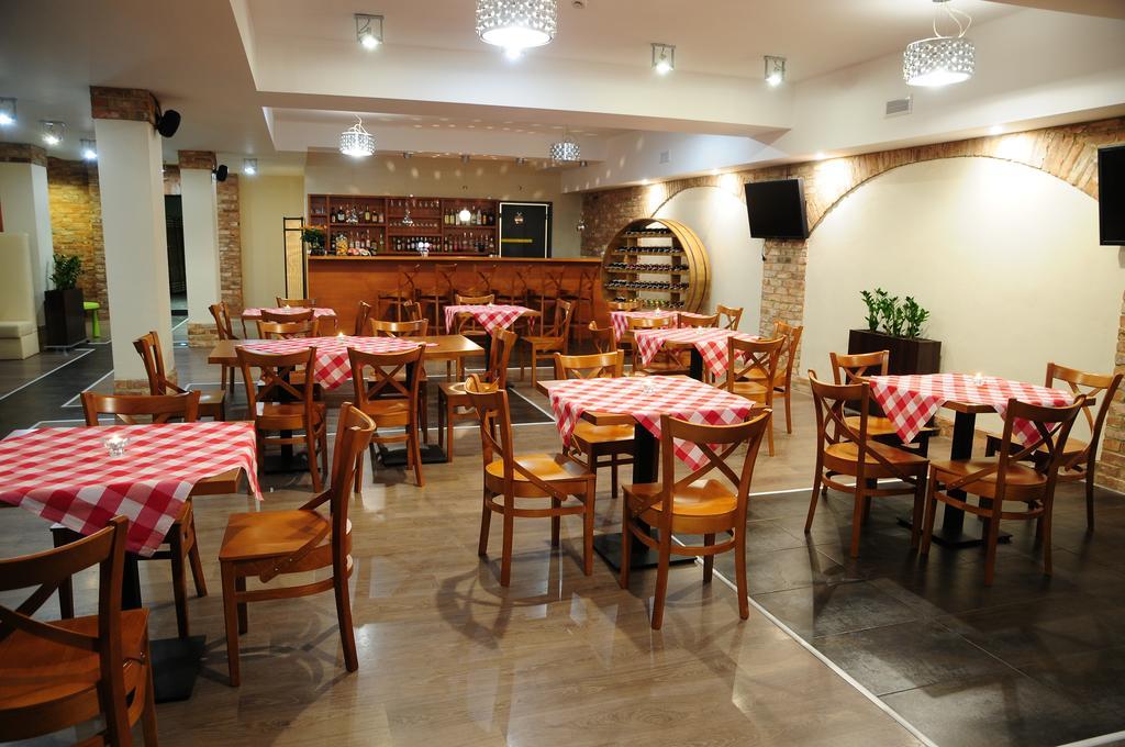 Hotel Niepołomice Buitenkant foto