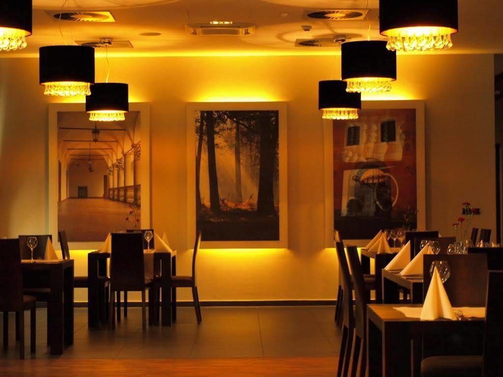 Hotel Niepołomice Buitenkant foto